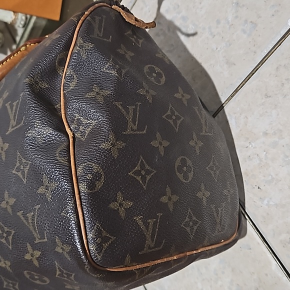 EUC Louis Vuitton Monogram Speedy 30 - Picture 15 of 17